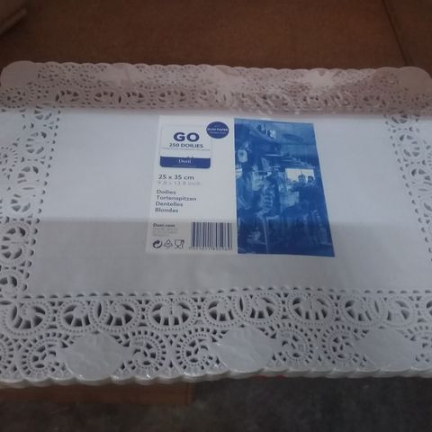 LOT OF 2000 DUNI PAPER TABLE DOILIES (8 PACKS OF 250PC)