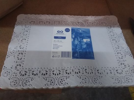 LOT OF 2000 DUNI PAPER TABLE DOILIES (8 PACKS OF 250PC)