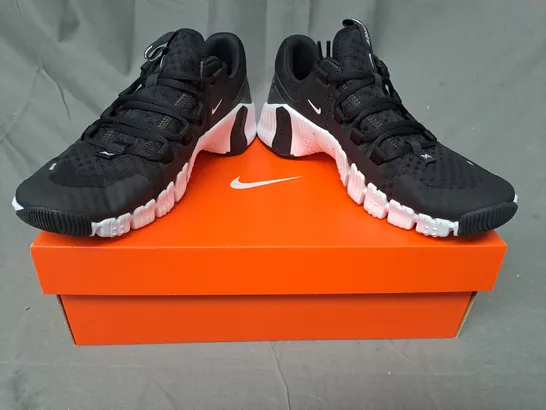 BOXED PAIR OF NIKE FREE METCON 5 SHOES IN BLACK/WHITE UK SIZE 5