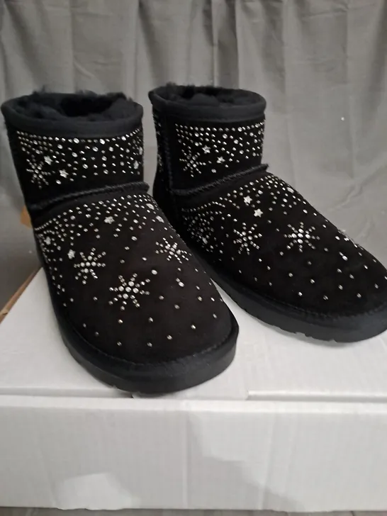 BOXED PAIR OF BONOVA SPARKLE SHEEPSKIN BOOTS BLACK SIZE 5