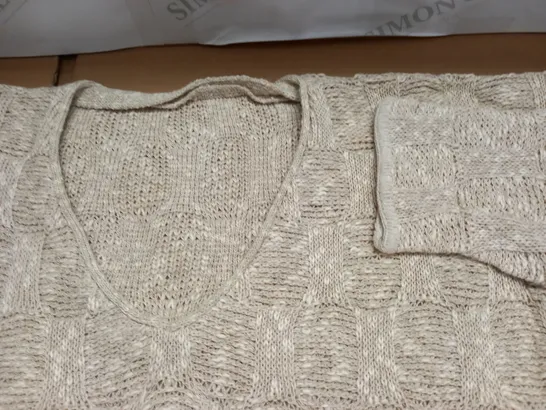 LOT OF APPROXIMATELY 20 TEXTURED KNIT V-NECK JUMPERS IN BEIGE - SIZE UNSPECIFIED