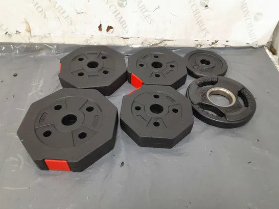 LOT OF ASSORTED WEIGHT PLATES IN VARIOUS SIZES 