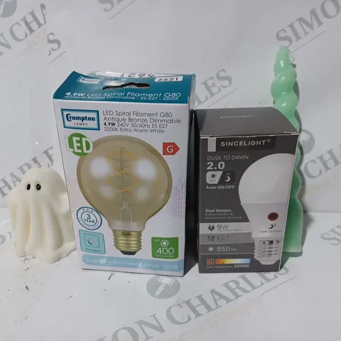 APPROXIMATELY 15 ASSORTED HOUSEHOLD ITEMS TO INCLUDE SPIRAL CANDLE, SINCELIGHT BULB, CROMPTON LED SPIRAL FILAMENT BULB, ETC