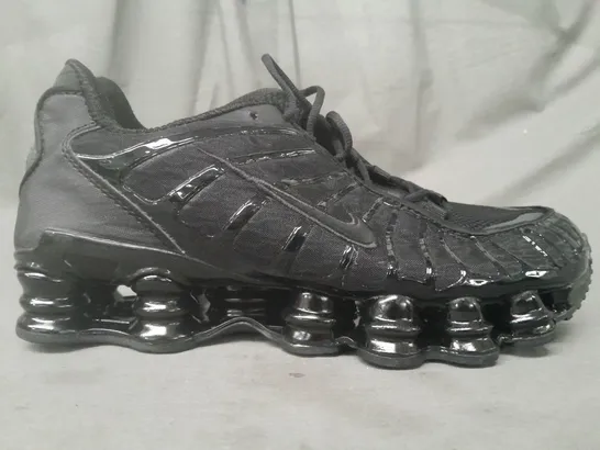 BOXED PAIR OF NIKE SHOX TL SHOES IN BLACK UK SIZE 8.5