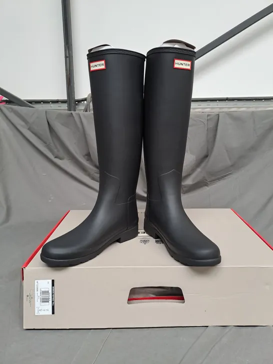 BOXED PAIR OF HUNTER WOMENS REFINED TALL WATERPROOF BOOTS IN BLACK SIZE 6 