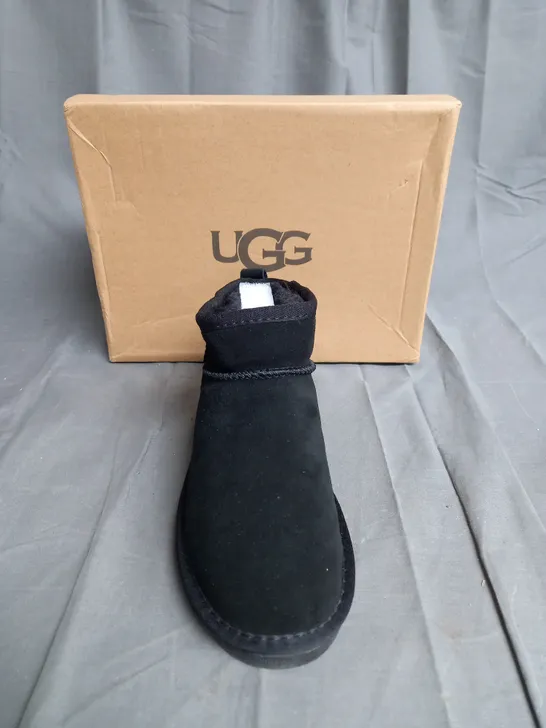 BOXED PAIR OF UGG DAKOTA BLACK UK 6