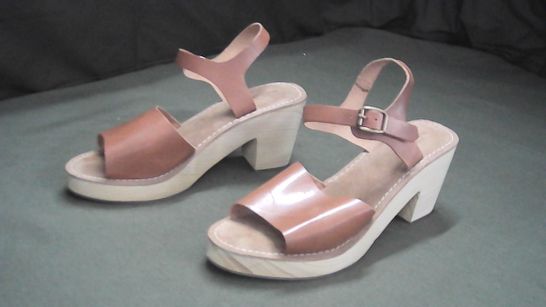 URBAN OUTFITTERS TAN LEATHER WOODEN SOLE HEELED SANDALS UK SIZE 10