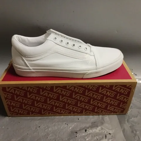 VANS OFF THE WALL MENS WHITE LACE UP PUMPS SIZE 9 