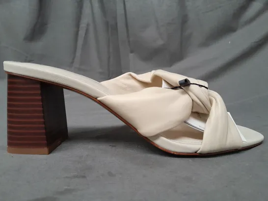 BOXED PAIR OF MNG OPEN TOE BLOCK HEEL SANDALS IN CREAM UK SIZE 5