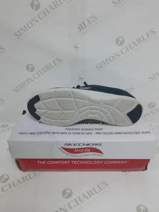 BOXED PAIR OF SKECHERS ARCH FIT TRAINERS IN NAVY SIZE 6