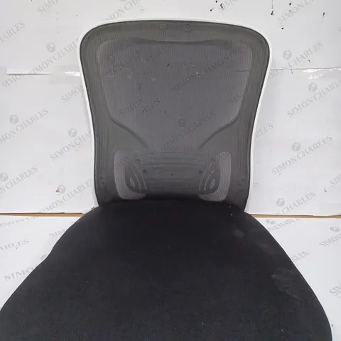 BOXED UNBRANDED OFFICE CHAIR IN WHITE & BLACK