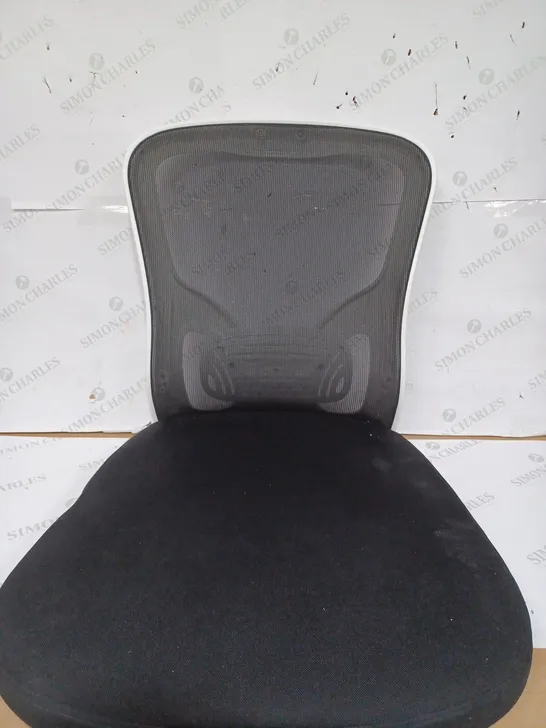 BOXED UNBRANDED OFFICE CHAIR IN WHITE & BLACK