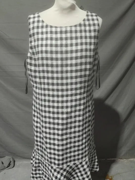 LAUREN RALPH LAUREN DRESS IN BLACK/WHITE CHECK SIZE 12