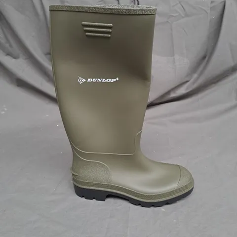 PAIR OF DUNLOP WATERPROOF BOOTS IN DARK OLIVE SIZE 5