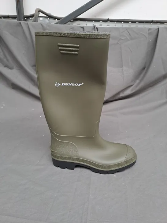 PAIR OF DUNLOP WATERPROOF BOOTS IN DARK OLIVE SIZE 5