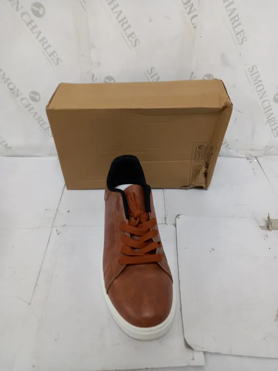 BOXED PAIR OF DESIGNER FLAT LEATHER LACED TRAINERS SIZE 45