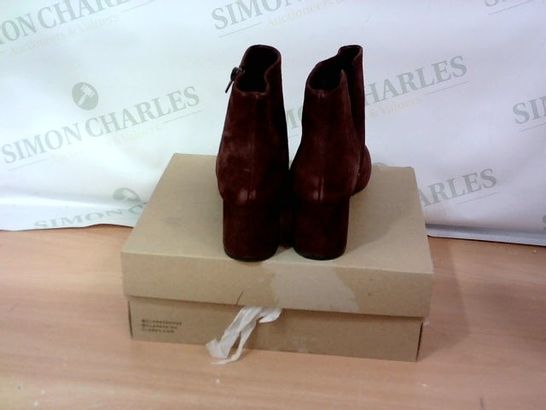 BOXED PAIR OF CLARKS - SIZE 7D