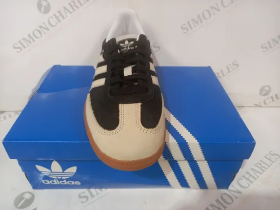 BOXED PAIR OF ADIDAS SAMBA OG SHOES IN BLACK/WHITE UK SIZE 6