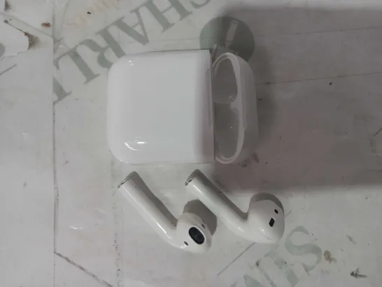 APPLE AIRPODS WITH CHARGING CASE