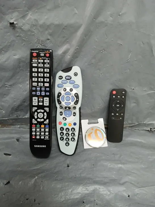 BOX OF APPROXIMATELY 12 ASSORTED ITEMS TO INCLUDE - SKY REMOTE , 50 BADGE ETC