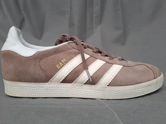 PAIR OF ADIDAS GAZELLE SHOES IN TAN/WHITE UK SIZE 8