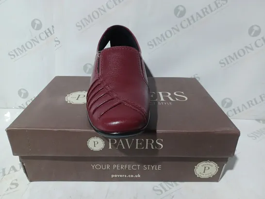 BOXED PAIR OF PAVERS LOW HEEL LOAFERS IN BURGUNDY SIZE 5