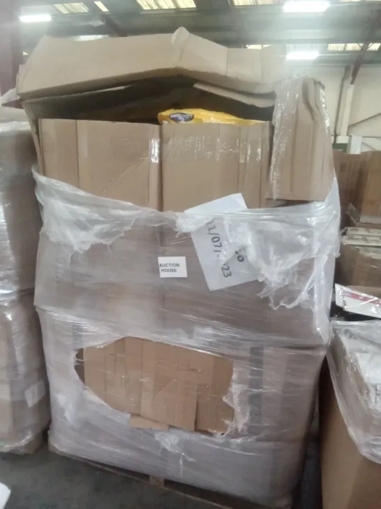 PALLET OF 4 BOXES CONTAINING PILLOWS & BEDDING 