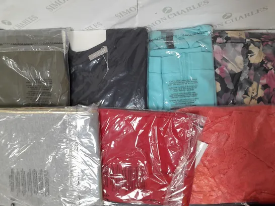 LOT OF APPROX 16 CLOTHING ITEMS IN VARIOUS BRANDS, STYLES, COLOURS AND SIZES