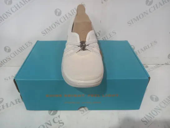 BOXED PAIR OF BZEES SHOES IN WHITE SIZE 7