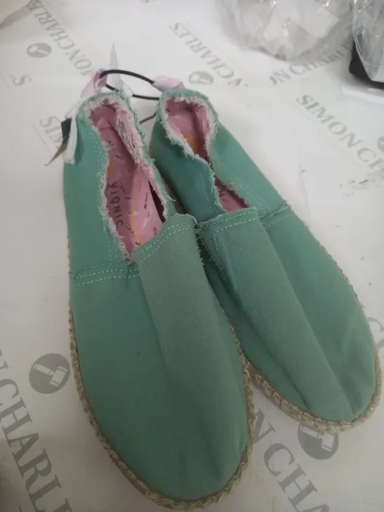 PAIR OF VIONIC BEACH LAG SHOES SIZE 7