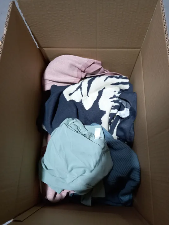 BOX OF APPROXIMATELY 10 ASSORTED CLOTHING ITEMS TO INCLUDE JUMPERS, TOPS, DRESSES ETC