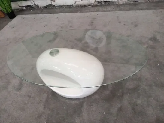 NEBLUS STYLE CURVED WHITE & CLEAR GLASS COFFEE TABLE