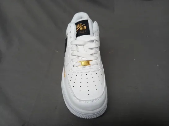 BOXED PAIR OF NIKE AIR FORCE 1 SHOES IN WHITE/BLACK/GOLD UK SIZE 7