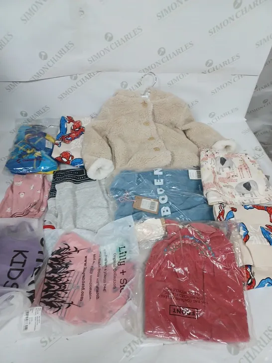 LOT OF ASSORTED KIDS CLOTHING ITEMS TO INCLUDE PYJAMAS, T-SHIRTS AND TROUSERS 