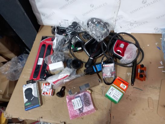 BOX OF A LARGE QUANTITY OF ASSORTED DESIGNER VEHICLE PARTS/ACCESSORIES TO INCLUDE OXFORD BLALACLAVA, DURO BICYCLE TUBE, FIBRAX, DESIGNER GEAR STICK COVER ETC