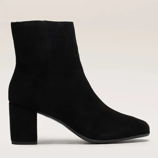 HUSH PUPPIES OCTAVIA HEELED BOOT- BLACK SIZE 6