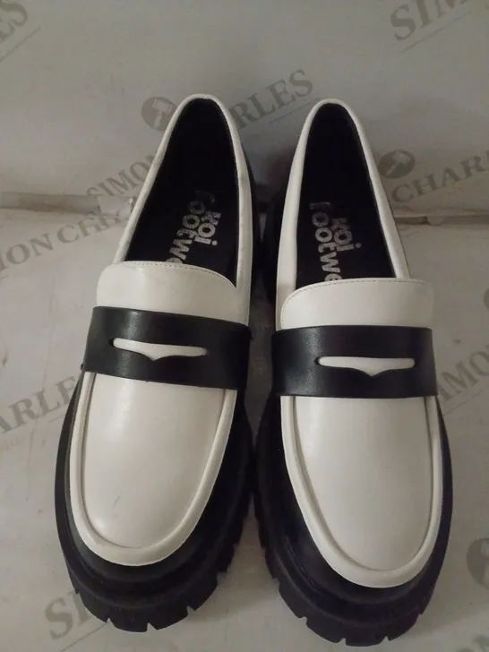 PAIR OF KOI WOMEN'S BIRCH MONOCHROME LOAFERS SIZE 7