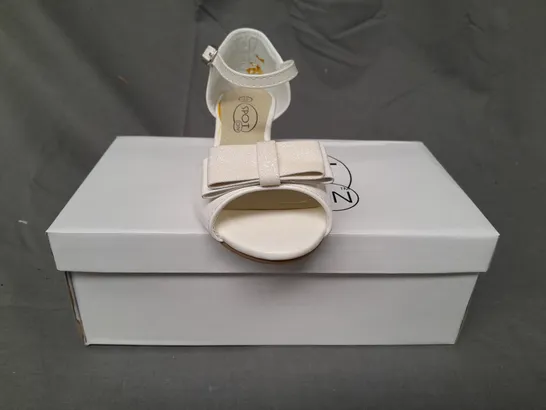 BOXED PAIR OF SPOT ON PEEP TOE PARTY SHOES IN WHITE W. GLITTER EFFECT EU SIZE 29