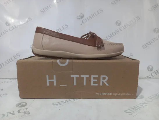 BOXED PAIR OF HOTTER LOAFERS IN CREAM/TAN UK SIZE 6