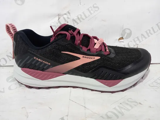 BOXED PAIR OF BROOKS CASCADIA SHOES IN BLACK/PINK UK SIZE 5