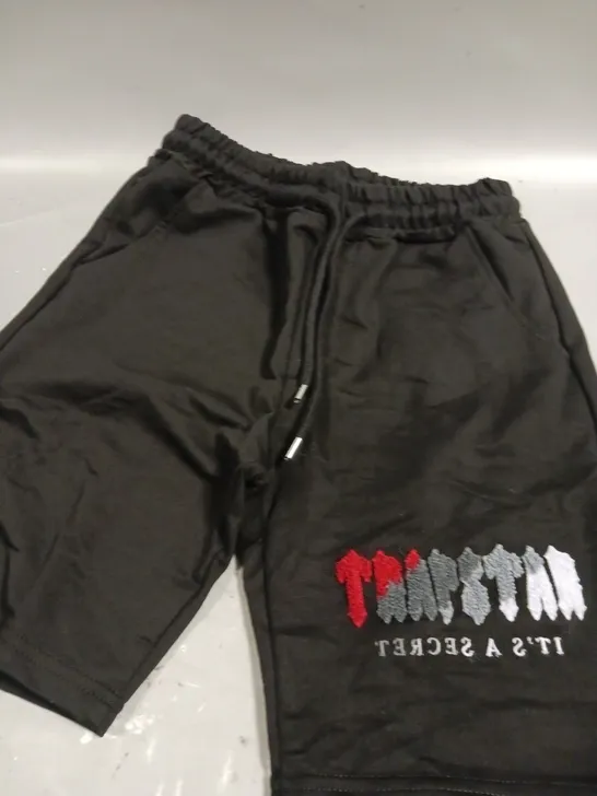 TRAPSTAR LOGO SHORTS IN BLACK - 14-16YRS