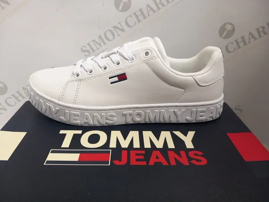 BOXED TOMMY JEANS COOL SNEAKERS SIZE 37