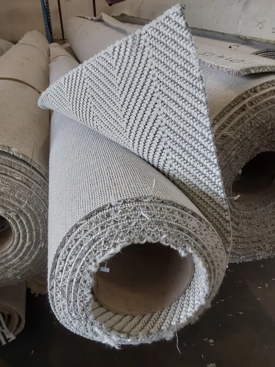 ROLL OF QUALITY GATSBY IVORY CARPET // SIZE: APPROX 4 X 3.48m