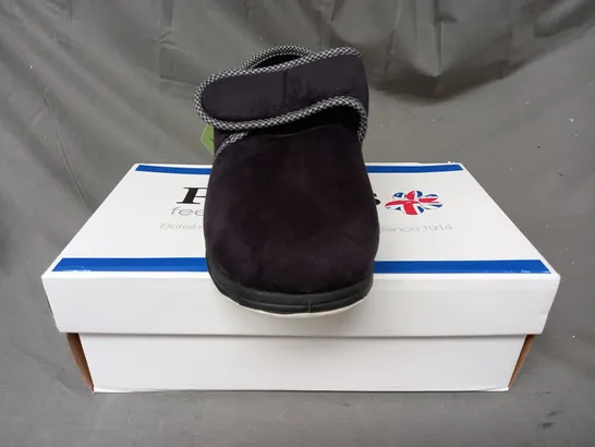 BOXED PAIR OF PADDERS HARRY SLIPPERS IN BLACK SIZE 9