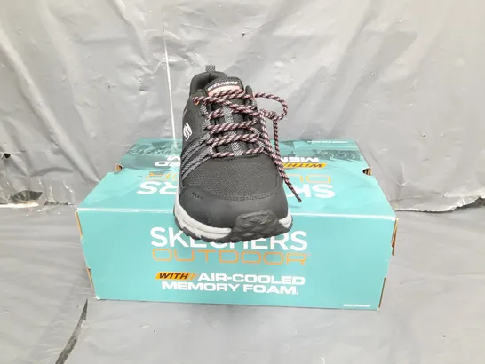 BOXED PAIR OF SKECHERS OUTDOOR MEMORY FOAM TRAINERS IN BLACK/HOT PINK SIZE 7