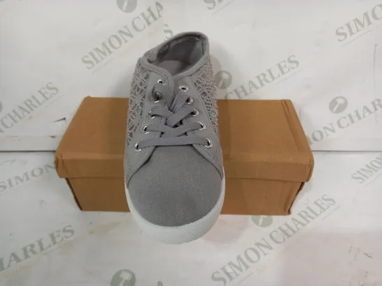 PAIR OF ADIDAS MESH CANVAS SHOES IN GREY SIZE 5