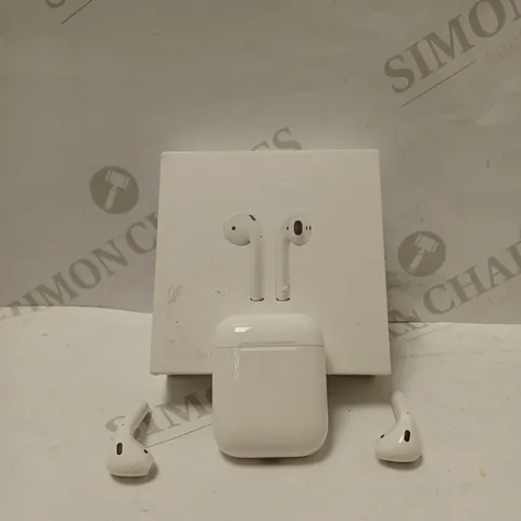 APPLE AIR PODS SERIES 1 WITH CHARGING CASE IN WHITE