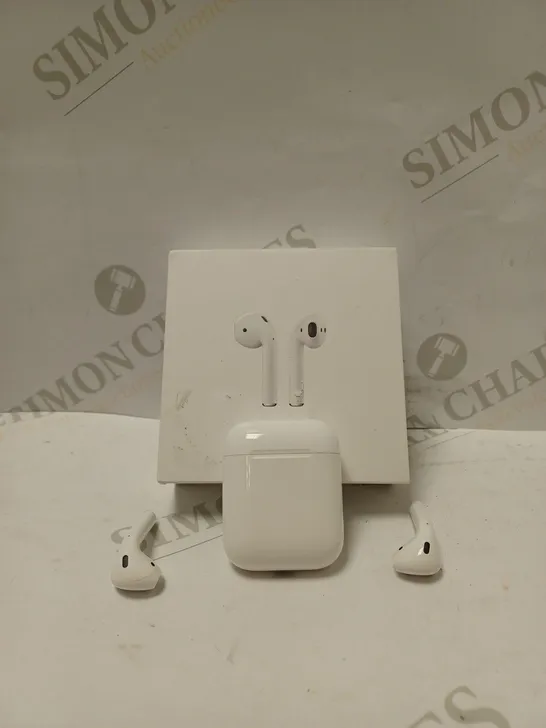 APPLE AIR PODS SERIES 1 WITH CHARGING CASE IN WHITE