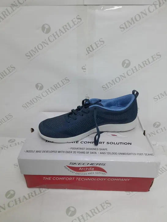 BOXED PAIR OF SKECHERS ARCH FIT TRAINERS IN NAVY SIZE 6.5