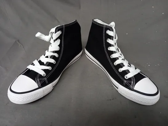 BOXED PAIR OF DESIGNER CANVAS SHOES IN BLACK SIZE 6